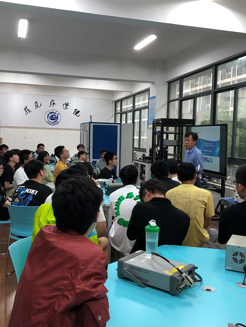 菲尼薩學院開展教學活動