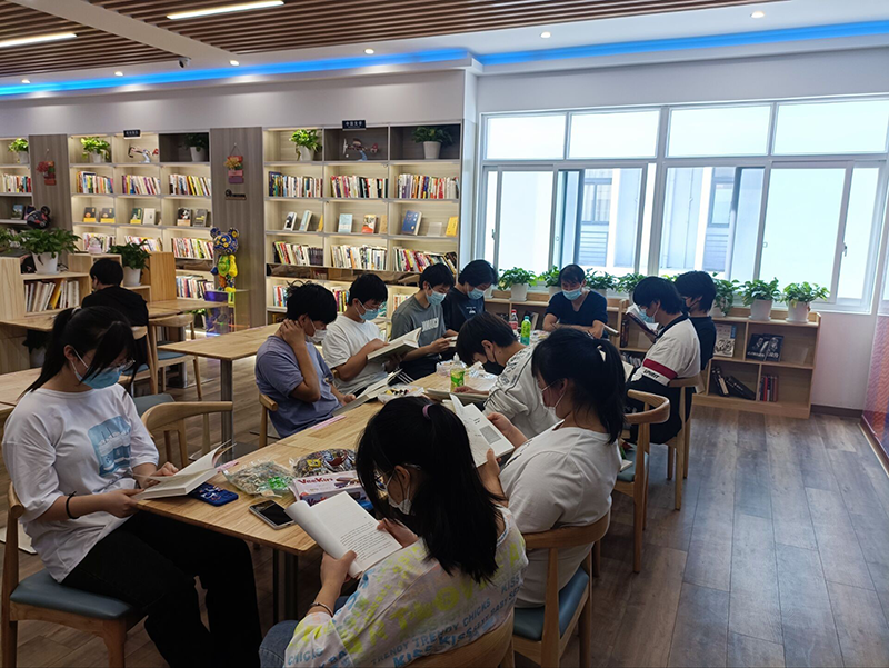 機(jī)電工程學(xué)院組織留校學(xué)生開展“經(jīng)典潤澤生命、 好書伴我同行”活動(dòng)