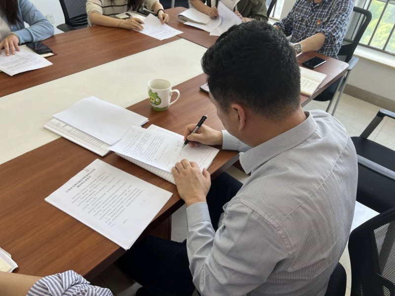 行政第四黨支部深入學(xué)習(xí)中央八項規(guī)定精神筑牢廉潔從教、招生防線