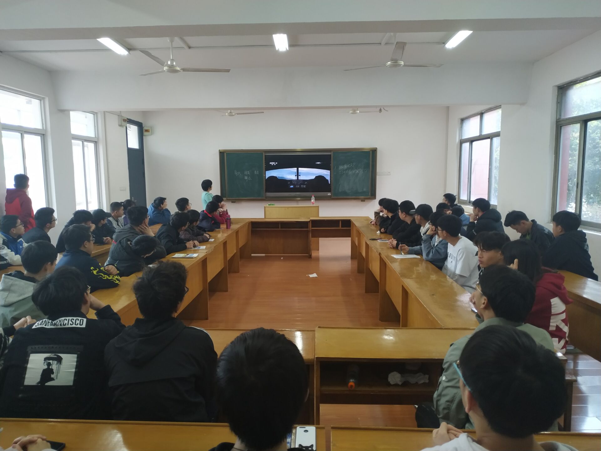 弘揚民族精神，奏響愛國樂章