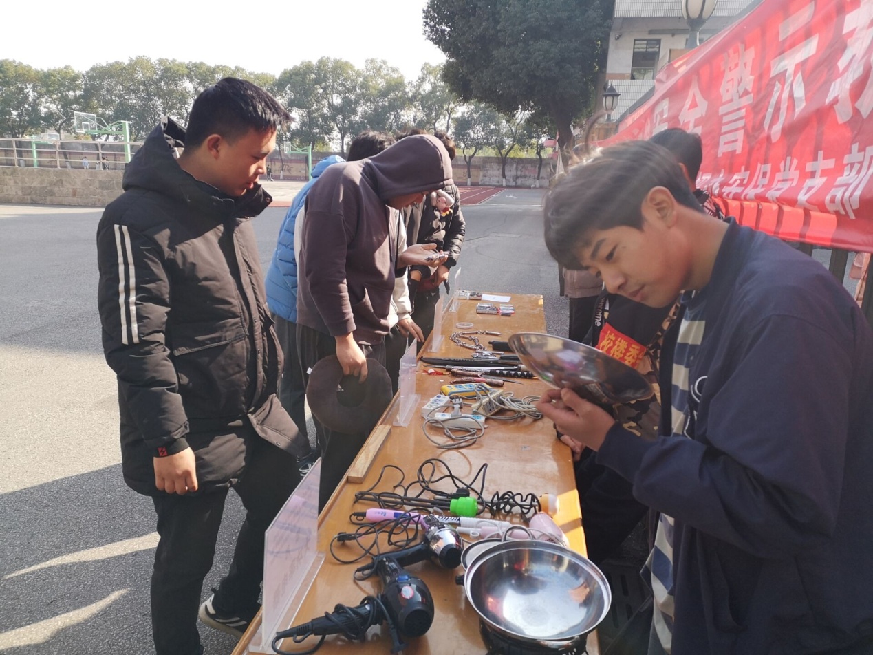 機(jī)械工程學(xué)院舉辦宿舍安全現(xiàn)場(chǎng)教育活動(dòng)