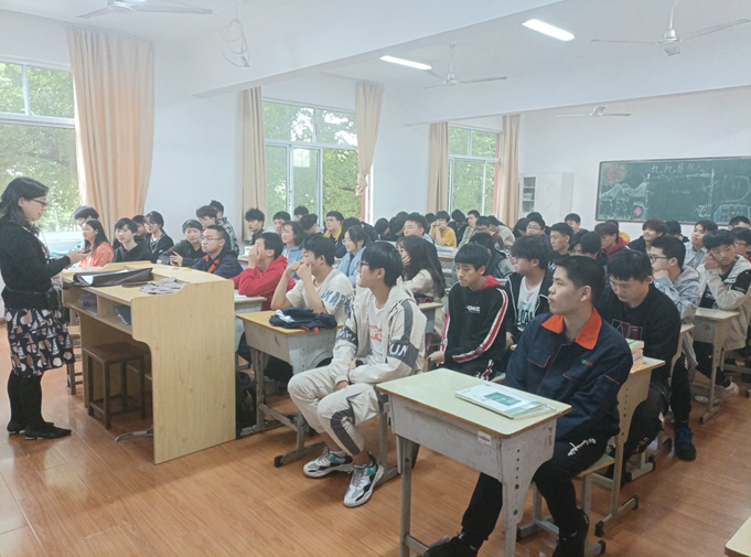 機械工程學院朱江紅老師開設“學生禮儀——課堂禮儀與儀表舉止”學術講座