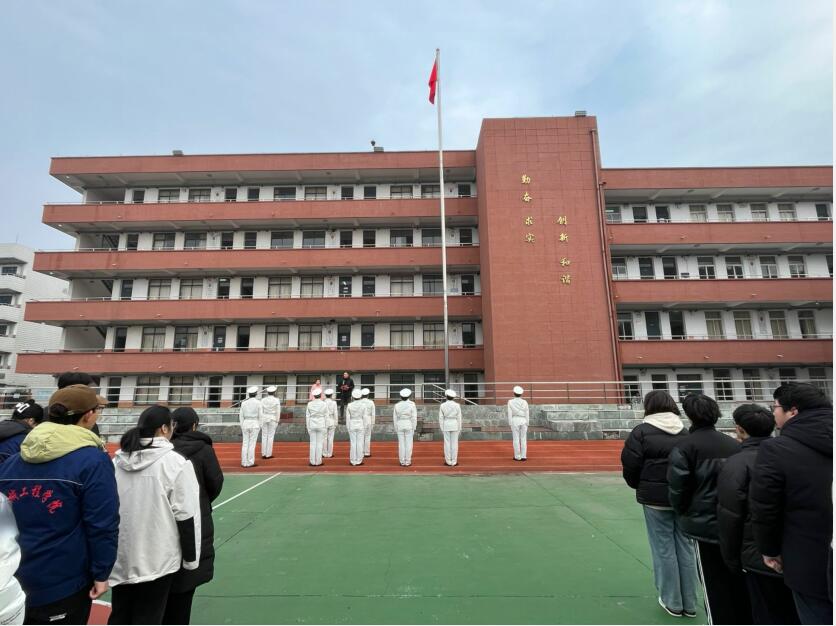  機械工程學(xué)院舉行新學(xué)期首次升旗儀式