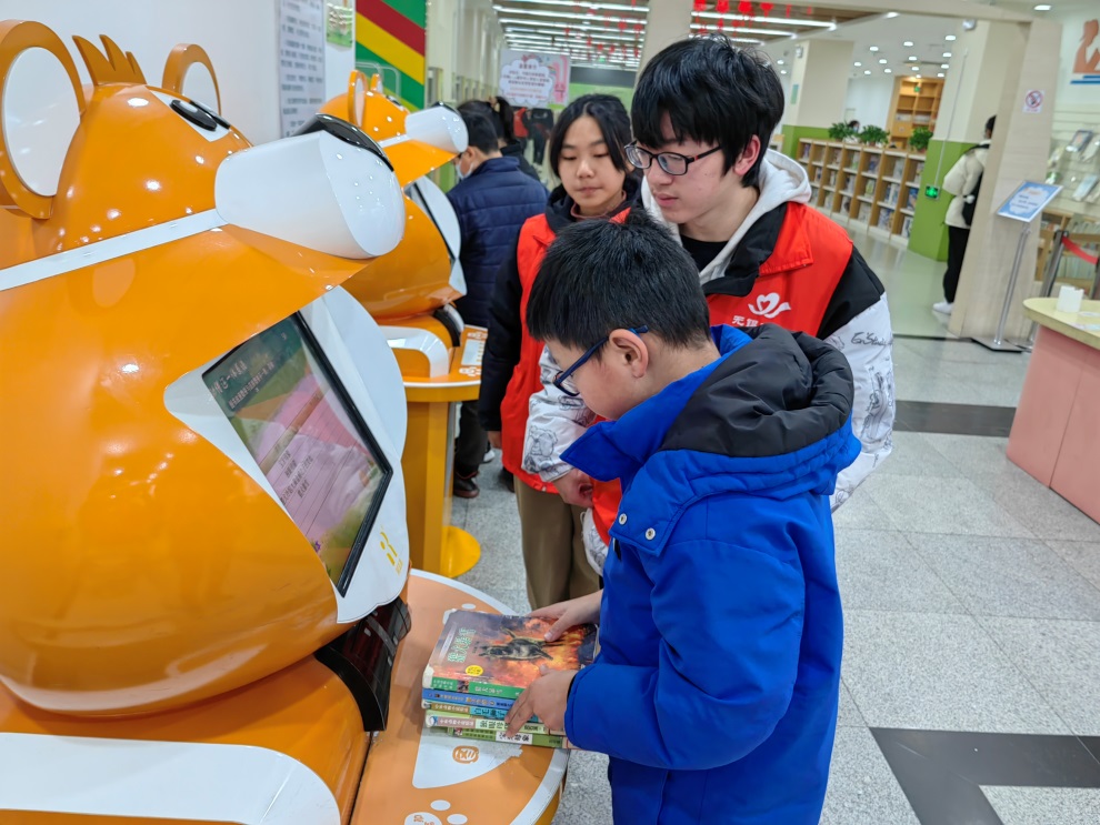 機(jī)械工程學(xué)院學(xué)生參加無(wú)錫市圖書館“文明小義工”志愿服務(wù)活動(dòng)