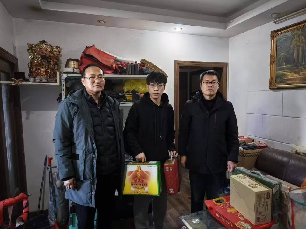 機(jī)械工程學(xué)院開展“新春走訪慰問家庭經(jīng)濟(jì)困難學(xué)生”活動(dòng)