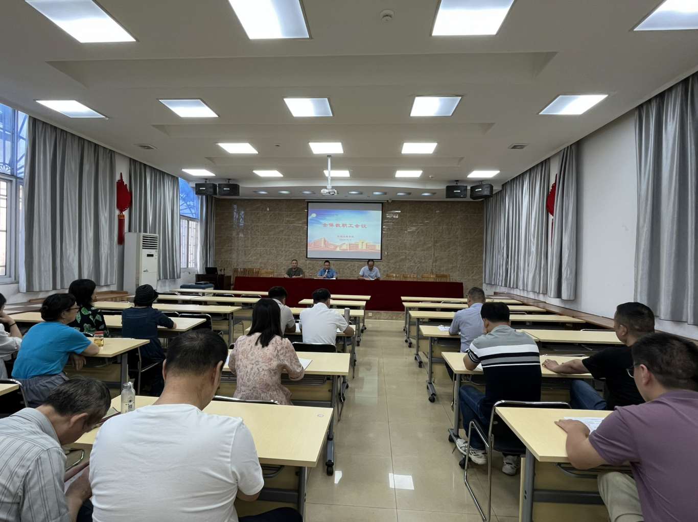 機械工程學院召開學期結(jié)束全體教職工會議