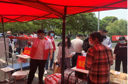 物流管理學(xué)院志愿者積極開展學(xué)生返校行李轉(zhuǎn)運志愿服務(wù)活動
