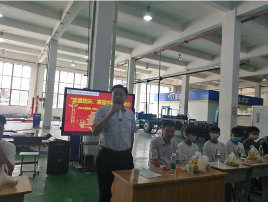 金秋送爽，校黨委書記、校長李虎攜汽車工程云南、陜西籍學(xué)生一起歡度國慶、中秋
