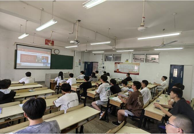 211511班組織收看網(wǎng)絡直播主題教育專題講座