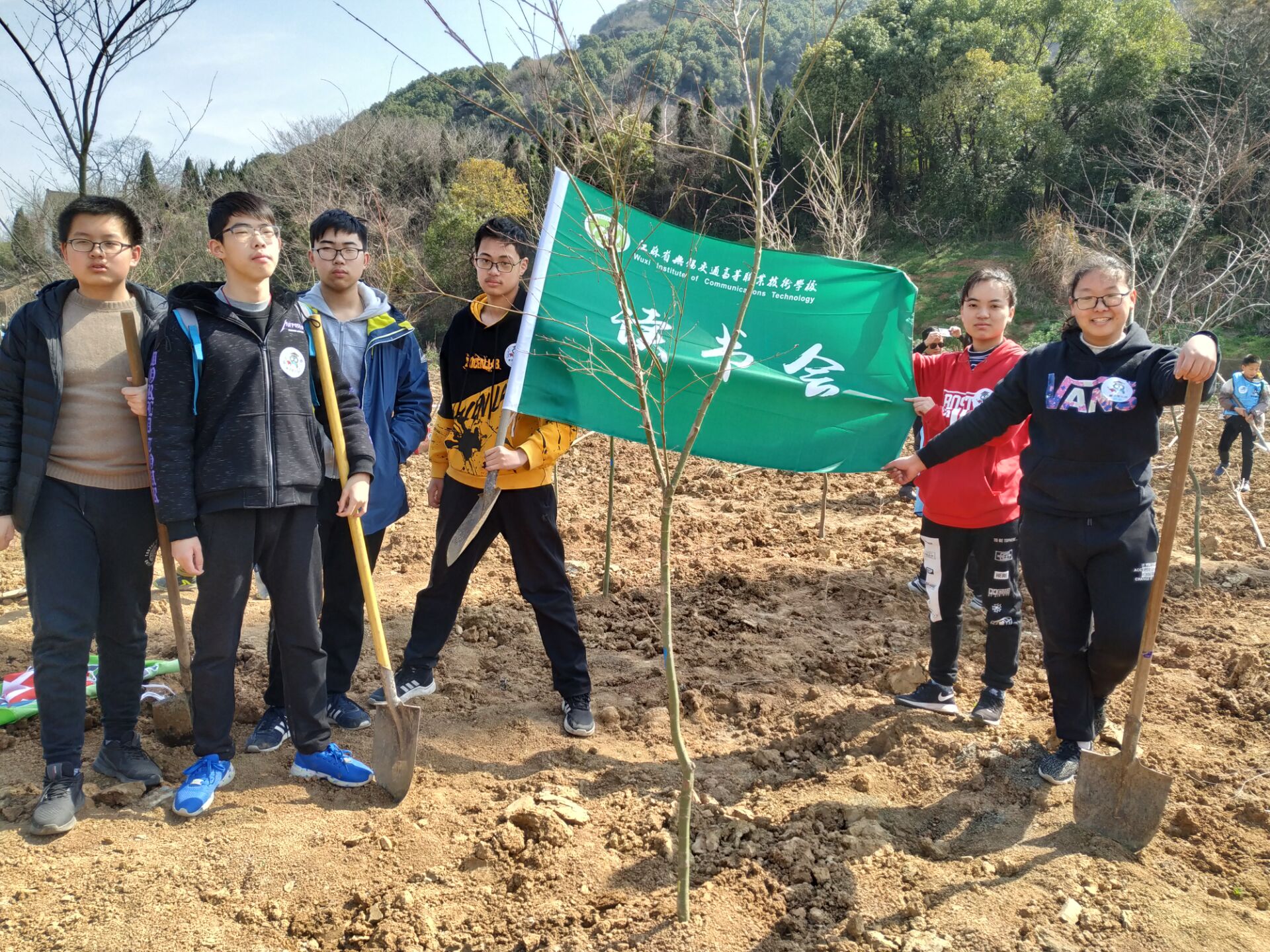 雷鋒精神人人可學(xué) 奉獻(xiàn)愛(ài)心處處可為