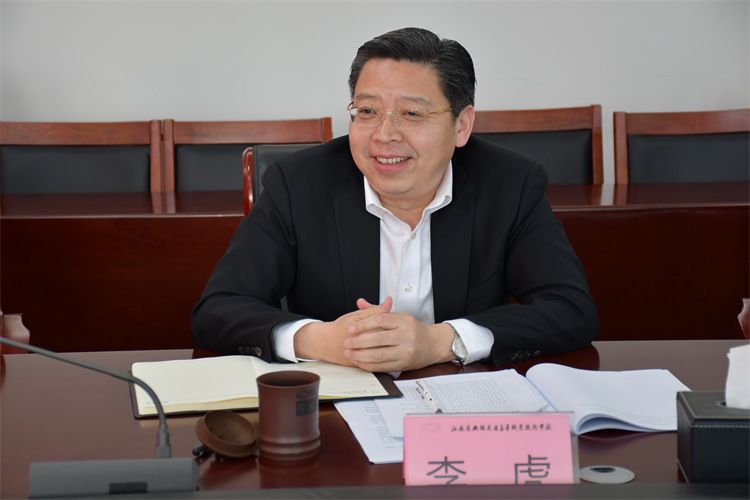 學校召開“立志做黨光榮傳統(tǒng)和優(yōu)良作風的忠實傳人”共青團干部、青年教師座談會