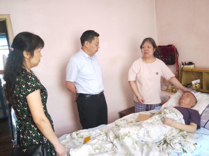 “迎七一 送溫暖”走訪慰問(wèn)老黨員和生活困難黨員