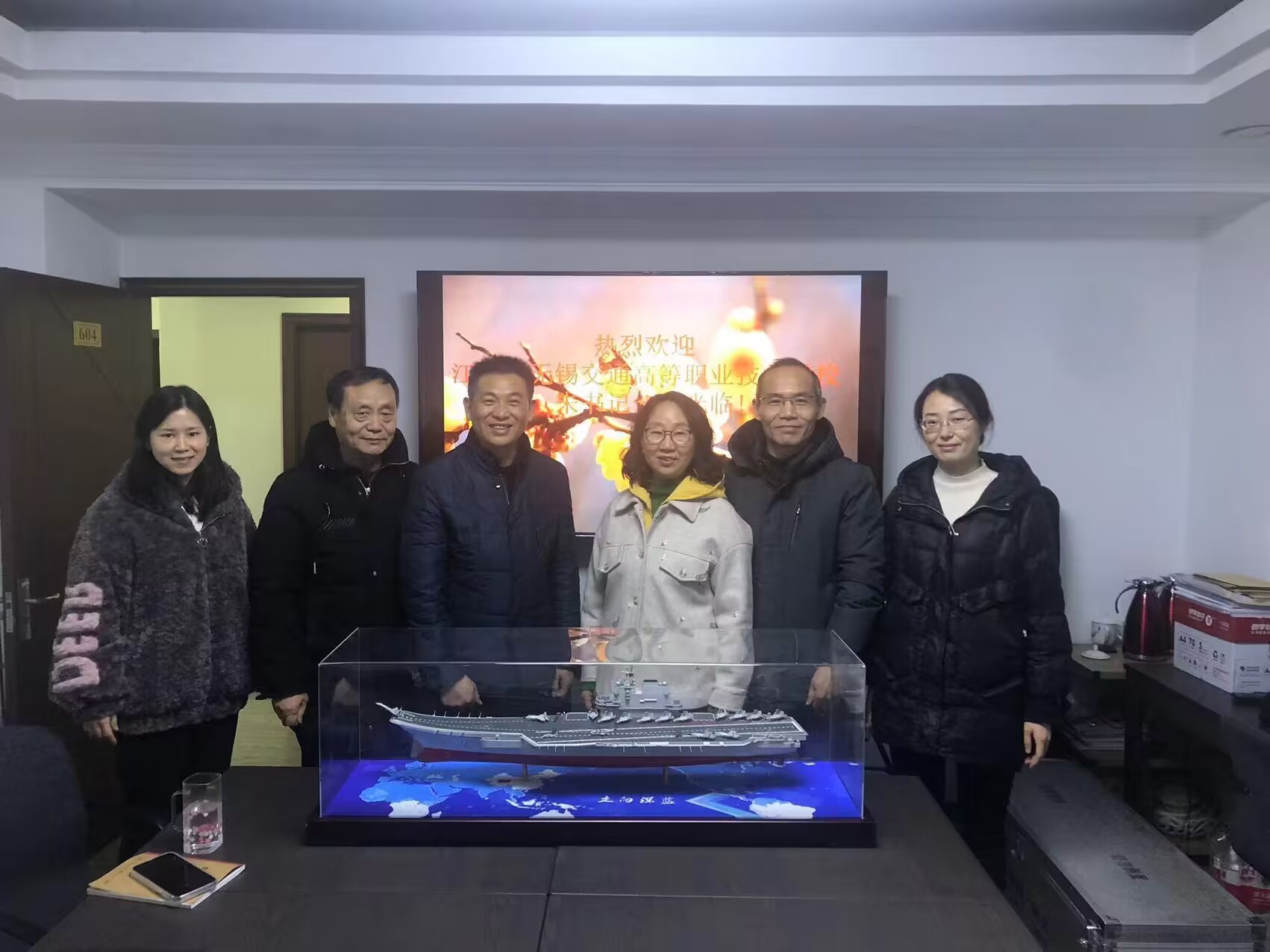 江蘇省交通運(yùn)輸企業(yè)協(xié)會(huì)向?qū)W校捐贈(zèng)“遼寧艦”船模