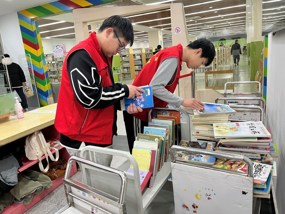 機(jī)械工程學(xué)院組織學(xué)生參加無錫市圖書館“文明義工”志愿服務(wù)活動