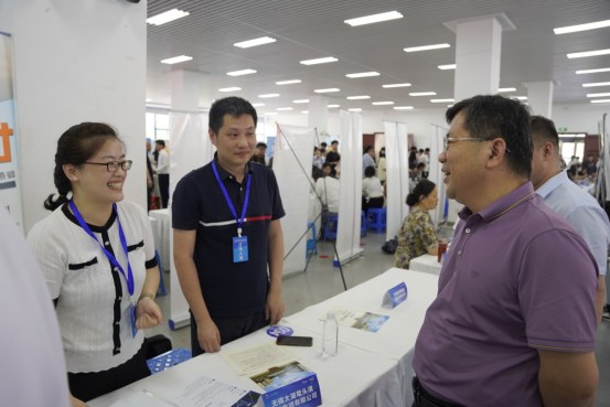 學(xué)校組織學(xué)生參加2025年無錫市職業(yè)院校畢業(yè)生專場(chǎng)招聘會(huì) 